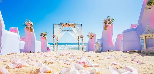 来一场浪漫的沙滩婚礼吧~